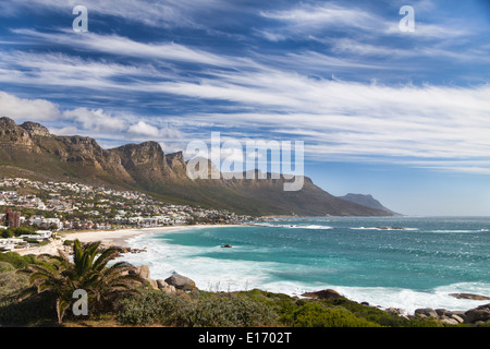 Vista panoramica di Camps Bay e i dodici Apostoli, Cape Town, Sud Africa Foto Stock