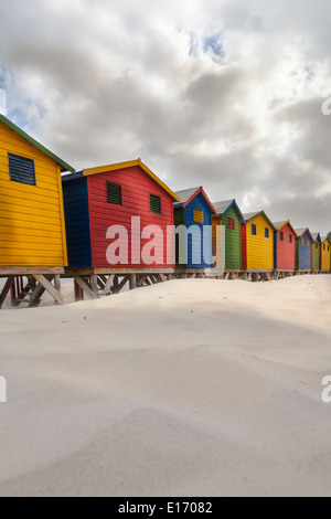 Colorata spiaggia Vittoriano di capanne in Muizenberg Beach, False Bay, nei pressi di Città del Capo Foto Stock