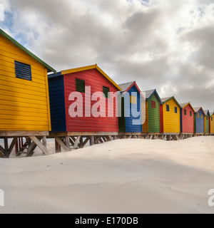 Colorata spiaggia Vittoriano di capanne in Muizenberg Beach, False Bay, nei pressi di Città del Capo Foto Stock