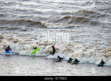 I surfisti e canoisti di equitazione Severn foro a Scandicci ha-on-Severn, GLOUCESTERSHIRE REGNO UNITO 2014 Foto Stock