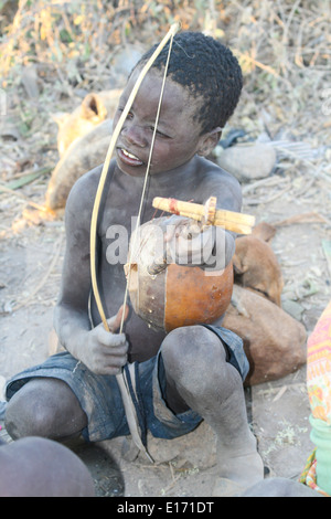 Africa, Tanzania, Lago Eyasi, Hadza un bambino che gioca una rebab una singola stringa di liuto si prostrò Aprile 2006 Foto Stock