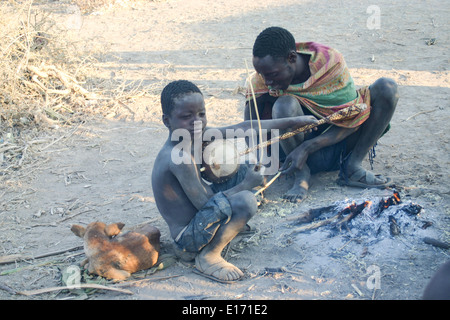 Africa, Tanzania, Lago Eyasi, Hadza un bambino che gioca una rebab una singola stringa di liuto si prostrò Aprile 2006 Foto Stock