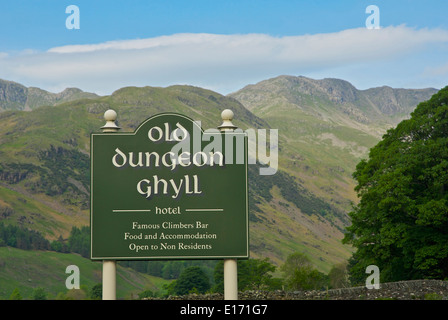 Segno per il vecchio Dungeon Ghyll Hotel, grande Langdale, Parco Nazionale del Distretto dei Laghi, Cumbria, England Regno Unito Foto Stock