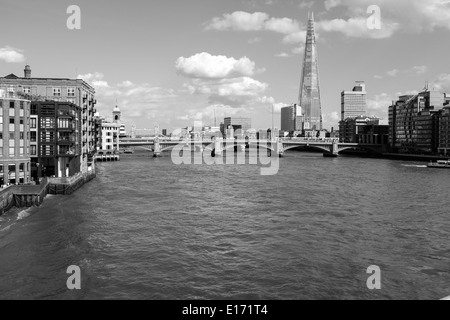 Vista di Londra guardando ad est dal Millenium Bridge, che mostra la costruzione di Shard Foto Stock