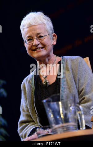 Hay on Wye, Wales UK, domenica 25 maggio 2014 Best Selling per bambini autore JACQUELINE WILSON parlando il quarto giorno del 2014 Daily Telegraph Hay Festival della Letteratura, Wales UK Photo credit: keith morris/Alamy Live News Foto Stock