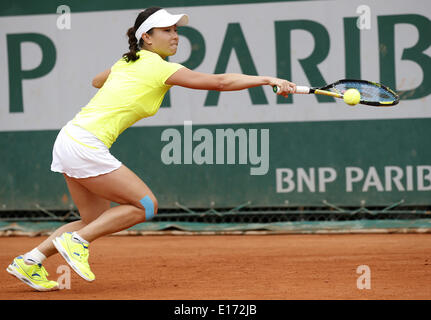 Parigi, Francia. 25 Maggio, 2014. Della Cina di Zheng Jie restituisce la sfera durante il suo singolare femminile match di primo turno contro Anna Schmiedlova della Slovacchia il giorno 1 degli Open di Francia al Roland Garros di Parigi il 25 maggio 2014. Credito: Wang Lili/Xinhua/Alamy Live News Foto Stock