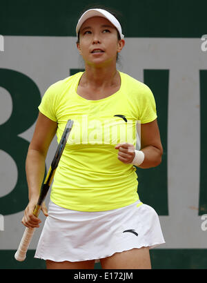 Parigi, Francia. 25 Maggio, 2014. Della Cina di Zheng Jie reagisce durante le sue donne singoli match di primo turno contro Anna Schmiedlova della Slovacchia il giorno 1 degli Open di Francia al Roland Garros di Parigi il 25 maggio 2014. Credito: Wang Lili/Xinhua/Alamy Live News Foto Stock