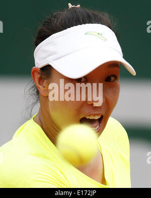 Parigi, Francia. 25 Maggio, 2014. Della Cina di Zheng Jie restituisce la sfera durante il suo singolare femminile match di primo turno contro Anna Schmiedlova della Slovacchia il giorno 1 degli Open di Francia al Roland Garros di Parigi il 25 maggio 2014. Credito: Wang Lili/Xinhua/Alamy Live News Foto Stock