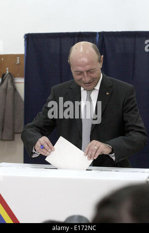 Bucarest, Romania. 25 Maggio, 2014. Presidente rumeno Traian Basescu getta il suo voto per l'Unione Parlaiment elezioni in Bucarest, la capitale della Romania, 25 maggio 2014. (Xinhua/Gabriel Petrescu) Foto Stock