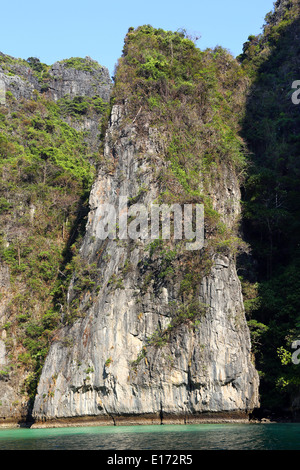 Scogliere calcaree su Ko Phi Phi Don island beach, sul Mare delle Andamane, Thailandia Foto Stock