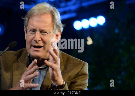 Hay on Wye, Wales UK, domenica 25 maggio 2014 Direttore John Eliot Gardiner parlare della sua passione per la musica di Johann Sebastian Bach il quarto giorno del 2014 Daily Telegraph Hay Festival della Letteratura, Wales UK Photo credit: keith morris/Alamy Live News Foto Stock