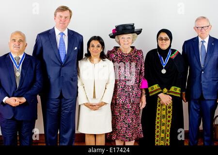 Middelburg, Paesi Bassi. Xxiv Maggio, 2014. Da sinistra a destra: il Principe El Hassan bin Talal di Giordania (libertà di culto) e Re Willem-Alexander dei Paesi Bassi, Principessa Sarvath di Giordania, Principessa Beatrice dei Paesi Bassi, Maryam Durani (libertà di parola) e Pieter van Vollenhoven pongono durante la cerimonia di premiazione delle quattro libertà Awards 2014 nella Nieuwe Kerk di Middelburg, Paesi Bassi, 24 maggio 2014. Foto: Patrick van Katwijk - nessun filo SERVICE -/dpa/Alamy Live News Foto Stock