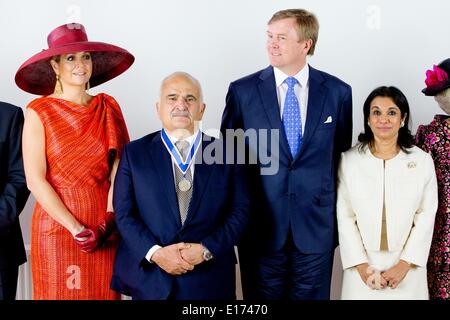 Middelburg, Paesi Bassi. Xxiv Maggio, 2014. Willem-Alexander re e regina Maxima dei Paesi Bassi e del Principe El Hassan bin Talal di Giordania che ha vinto il premio per la libertà di culto con sua moglie la principessa Sarvath assiste alla cerimonia di premiazione delle quattro libertà Awards 2014 nella Nieuwe Kerk di Middelburg, Paesi Bassi, 24 maggio 2014. Foto: Patrick van Katwijk - nessun filo SERVICE -/dpa/Alamy Live News Foto Stock