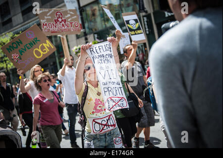 Montreal, Quebec, Canada. Xxiv Maggio, 2014. Centinaia di persone si prendono per le strade di Montreal sulla giornata internazionale di protesta contro la Monsanto e degli alimenti geneticamente modificati. © Chantal Levesque/ZUMAPRESS.com/Alamy Live News Foto Stock