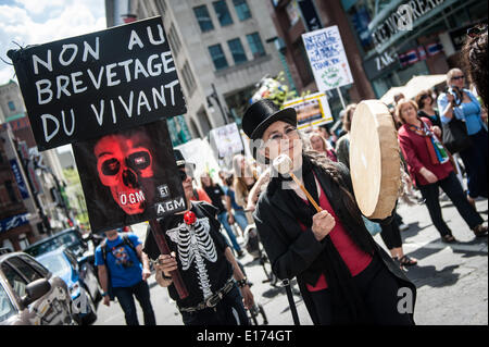 Montreal, Quebec, Canada. Xxiv Maggio, 2014. Centinaia di persone si prendono per le strade di Montreal sulla giornata internazionale di protesta contro la Monsanto e degli alimenti geneticamente modificati. © Chantal Levesque/ZUMAPRESS.com/Alamy Live News Foto Stock