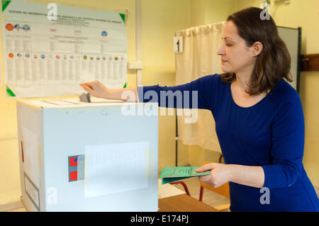 Torino, Italia. 25 Maggio, 2014. Il presidente dei seggi le schede di voto già compilato .In Piemonte, il voto anche per le elezioni regionali . I risultati potranno venire solo nella notte, perché in Italia i seggi elettorali vicino a 23 ore di credito: Davvero Facile Star/Alamy Live News Foto Stock