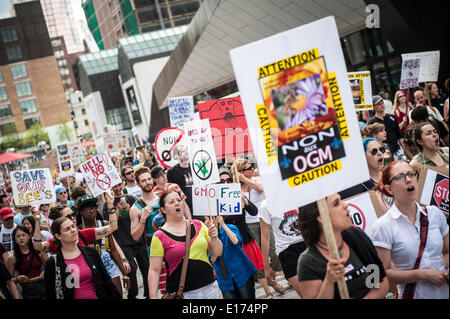 Montreal, Quebec, Canada. Xxiv Maggio, 2014. Centinaia di persone si prendono per le strade di Montreal sulla giornata internazionale di protesta contro la Monsanto e degli alimenti geneticamente modificati. © Chantal Levesque/ZUMAPRESS.com/Alamy Live News Foto Stock