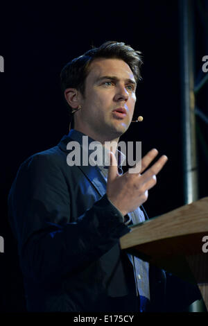 Hay on Wye, Wales UK, domenica 25 maggio 2014 poeta gallese OWEN SHEERS parlando del lavoro di Dylan Thomas il quarto giorno del 2014 Daily Telegraph Hay Festival della Letteratura, Wales UK Foto ©keith morris Foto Stock