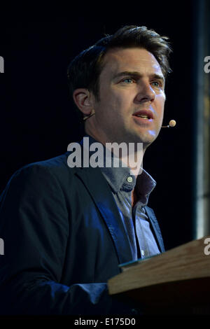 Hay on Wye, Wales UK, domenica 25 maggio 2014 poeta gallese OWEN SHEERS parlando del lavoro di Dylan Thomas il quarto giorno del 2014 Daily Telegraph Hay Festival della Letteratura, Wales UK Photo credit: keith morris/Alamy Live News Foto Stock