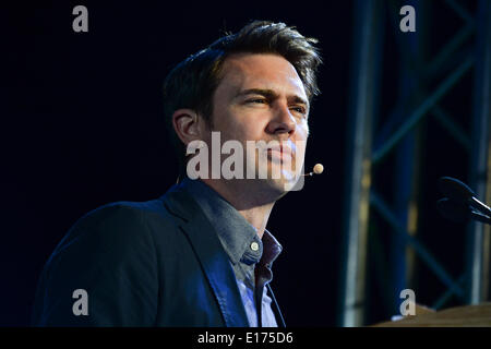 Hay on Wye, Wales UK, domenica 25 maggio 2014 poeta gallese OWEN SHEERS parlando del lavoro di Dylan Thomas il quarto giorno del 2014 Daily Telegraph Hay Festival della Letteratura, Wales UK Photo credit: keith morris/Alamy Live News Foto Stock