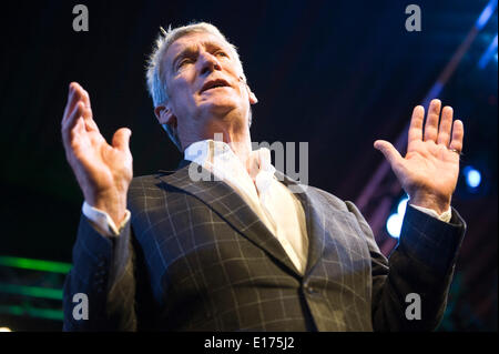 Jeremy Paxman parlando di vita in Gran Bretagna durante la prima guerra mondiale sul palco a Hay Festival 2014 ©Jeff Morgan Foto Stock