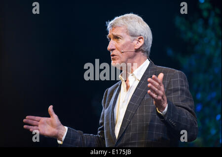 Jeremy Paxman parlando di vita in Gran Bretagna durante la prima guerra mondiale sul palco a Hay Festival 2014 ©Jeff Morgan Foto Stock
