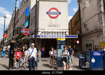 Leicester Square stazione della metropolitana di Charing Cross Road, Londra, Inghilterra, Regno Unito Foto Stock