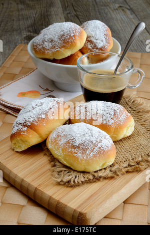 La prima colazione con piccolo dolce e morbido brioches e zucchero a velo Foto Stock