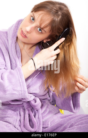 Donna spazzole capelli Foto Stock