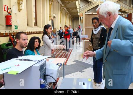 Bruxelles, Belgio. 25 Maggio, 2014. Un uomo getta il suo voto a un seggio a Bruxelles, Belgio, 25 maggio 2014. Le elezioni per il Parlamento europeo ha aperto in Belgio di domenica. Credito: Gong Bing/Xinhua/Alamy Live News Foto Stock