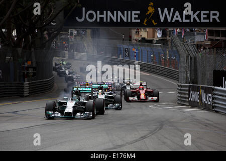 Monte Carlo, Monaco. 25 Maggio, 2014. NICO ROSBERG della Germania e la Mercedes AMG Petronas F1 Team conduce la partenza del Gran Premio di Monaco di Formula 1 2014 a Monte Carlo, Monaco. Credito: James Gasperotti/ZUMA filo/ZUMAPRESS.com/Alamy Live News Foto Stock