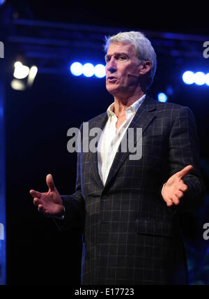 Hay on Wye, Regno Unito. 25 Maggio, 2014. Nella foto: ex presentatore della BBC Jeremy Paxman. Re: Il Festival di fieno, Hay on Wye, Powys, Wales UK. Credito: D Legakis/Alamy Live News Foto Stock