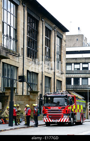 167 Renfrew Street, Glasgow, Scozia, Regno Unito, domenica 25 maggio 2014. I vigili del fuoco presenti alla Charles Rennie Mackintosh hanno progettato la Glasgow School of Art nel centro della città Foto Stock