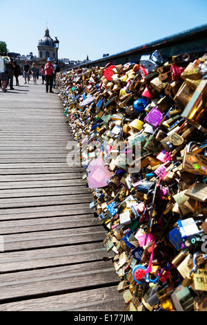Legno di Pont des Arts di Parigi amore desiderio serrature serrature sinistra come cimeli da turista un gran numero di amore lucchetti adornano Foto Stock