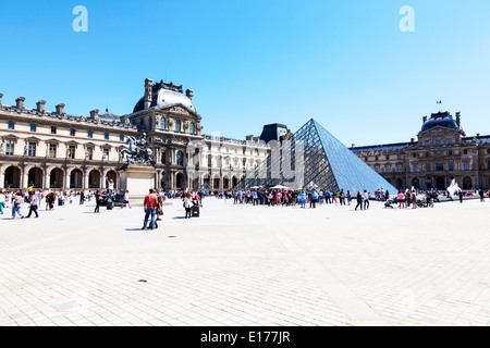 Musee du Louvre, Paris, Francia Europa città di destinazione europea al di fuori di piramide esterno Foto Stock