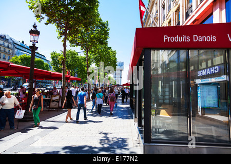 Il cafe ristorante Bistro su Avenue des Champs Elysees Elysées Paris city europa destinazione europea Foto Stock