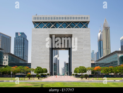 Vista del cancello al DIFC Centro Finanziario Internazionale di Dubai (Free zone) nel quartiere finanziario di Dubai Emirati Arabi Uniti Foto Stock