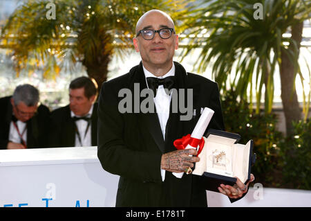 Sceneggiatore Bruce Wagner pone con il Premio come Migliore Attrice dopo aver ricevuto il premio a nome di attrice Julianne Moore durante il photocall con la premiazione del vincitore al 67th festival di pellicola di Cannes il 24 maggio 2014 Foto Stock