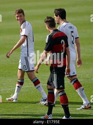 Val Passiria, Italia. 25 Maggio, 2014. Thomas Mueller (L) e i suoi compagni di squadra della nazionale tedesco di calcio a piedi sul passo prima di una partita amichevole contro il tedesco U20 del team su un campo di addestramento a San Leonardo in Passiria, Italia, 25 maggio 2014. Germania nazionale della squadra di calcio si prepara per la prossima Coppa del Mondo FIFA 2014 in Brasile in un campo di addestramento in Alto Adige fino al 30 maggio 2014. Foto: Andreas Gebert/dpa/Alamy Live News Foto Stock