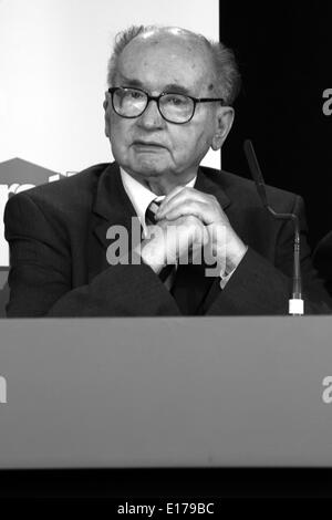 FILE PIX: la morte del Generale e ex Président polacco Wojciech Jaruzelski., qui durante una riunione del quotidiano francese Libération nel 2009, Lione, Rhône Rhône-Alpes, in Francia. Credito: Thibaut/Alamy Live News Foto Stock