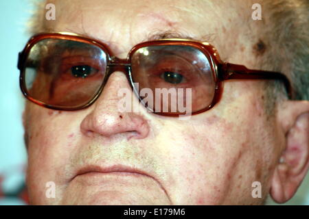 FILE PIX: la morte del Generale e ex Président polacco Wojciech Jaruzelski., qui durante una riunione del quotidiano francese Libération nel 2009, Lione, Rhône Rhône-Alpes, in Francia. Credito: Thibaut/Alamy Live News Foto Stock