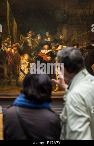 I visitatori al Rijksmuseum ad Amsterdam in Olanda, guardando Rembrandt La Ronda di Notte Foto Stock