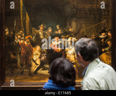 I visitatori al Rijksmuseum ad Amsterdam in Olanda, guardando Rembrandt La Ronda di Notte Foto Stock
