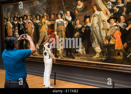 Per i visitatori in cerca di un dipinto di Bartholomeus van der Helst nel Rijksmuseum Amsterdam, Paesi Bassi. Foto Stock