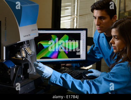 Gli scienziati utilizzano un Alicona InfiniteFocus 3D della superficie del dispositivo di misurazione Foto Stock