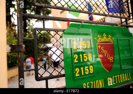 Roma, Italia. 25 Maggio, 2014. La gente a piedi in un seggio in Roma, Italia, Maggio 25, 2014. Domenica segna l'ultimo giorno del voto in tutta Europa per il 2014 le elezioni del Parlamento europeo. Credito: Xu Nizhi/Xinhua/Alamy Live News Foto Stock