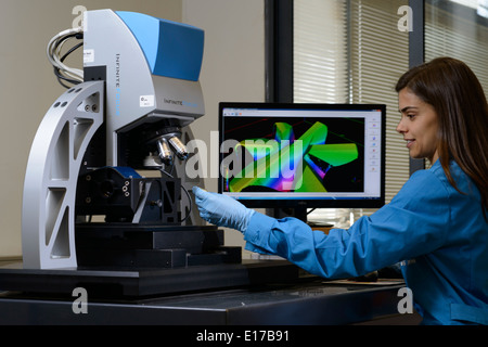 Scienziato usando un Alicona InfiniteFocus 3D della superficie del dispositivo di misurazione Foto Stock