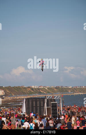 Motocross acrobazie sul secondo giorno del primo mai le ruote di Bournemouth Festival di Maggio Credito: Carolyn Jenkins/Alamy Live News. Foto Stock