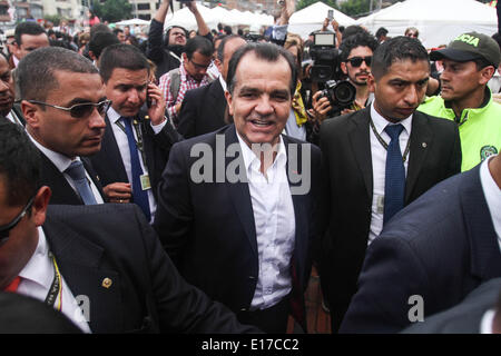 Bogotà, Colombia. 25 Maggio, 2014. Candidata colombiana per il Centro democratico partito Oscar Ivan Zuluaga (C) reagisce dopo la fusione il suo voto durante le elezioni presidenziali a Bogotà, Colombia, il 25 maggio 2014. Colombiano di elettori sono andati alle urne domenica mattina per eleggere un nuovo presidente per i prossimi quattro anni. © Jhon Paz/Xinhua/Alamy Live News Foto Stock