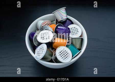 Utilizzate le capsule di caffè in una ciotola Foto Stock